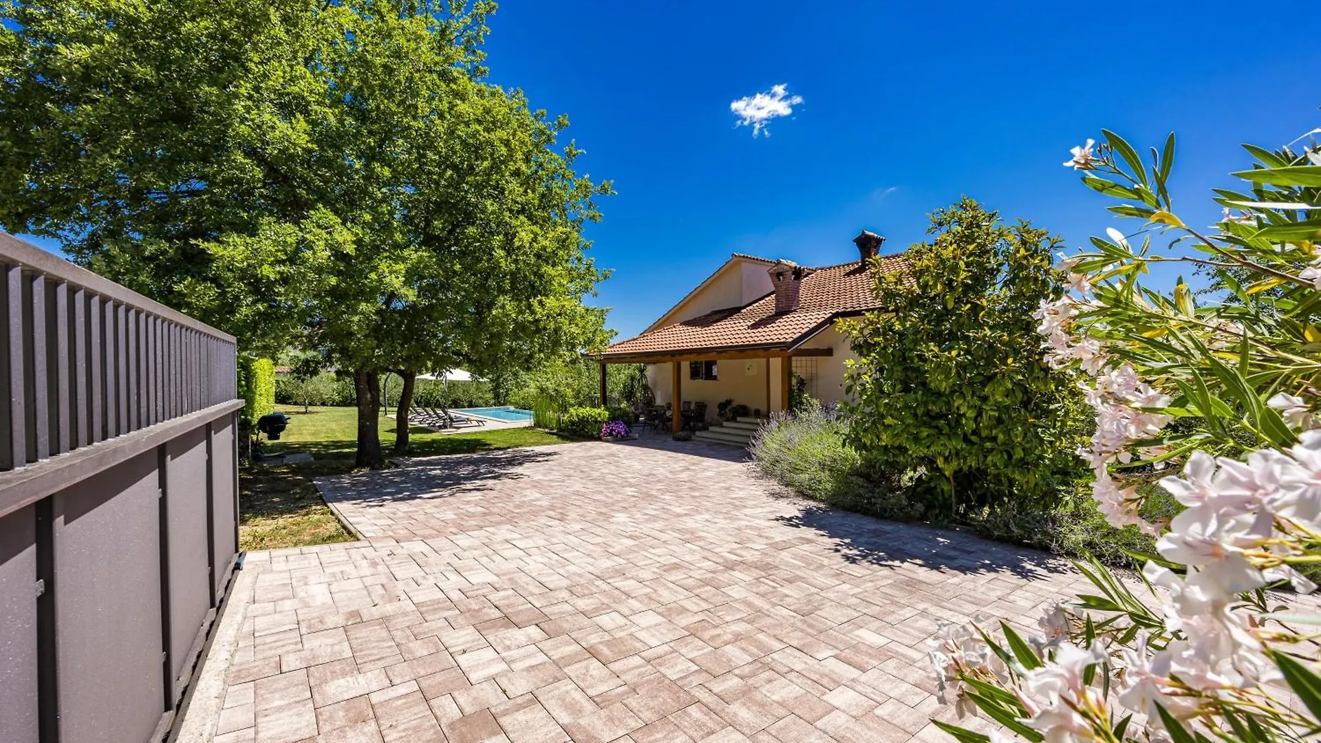 Holiday Home With Pool And Garden Trviz 0*,