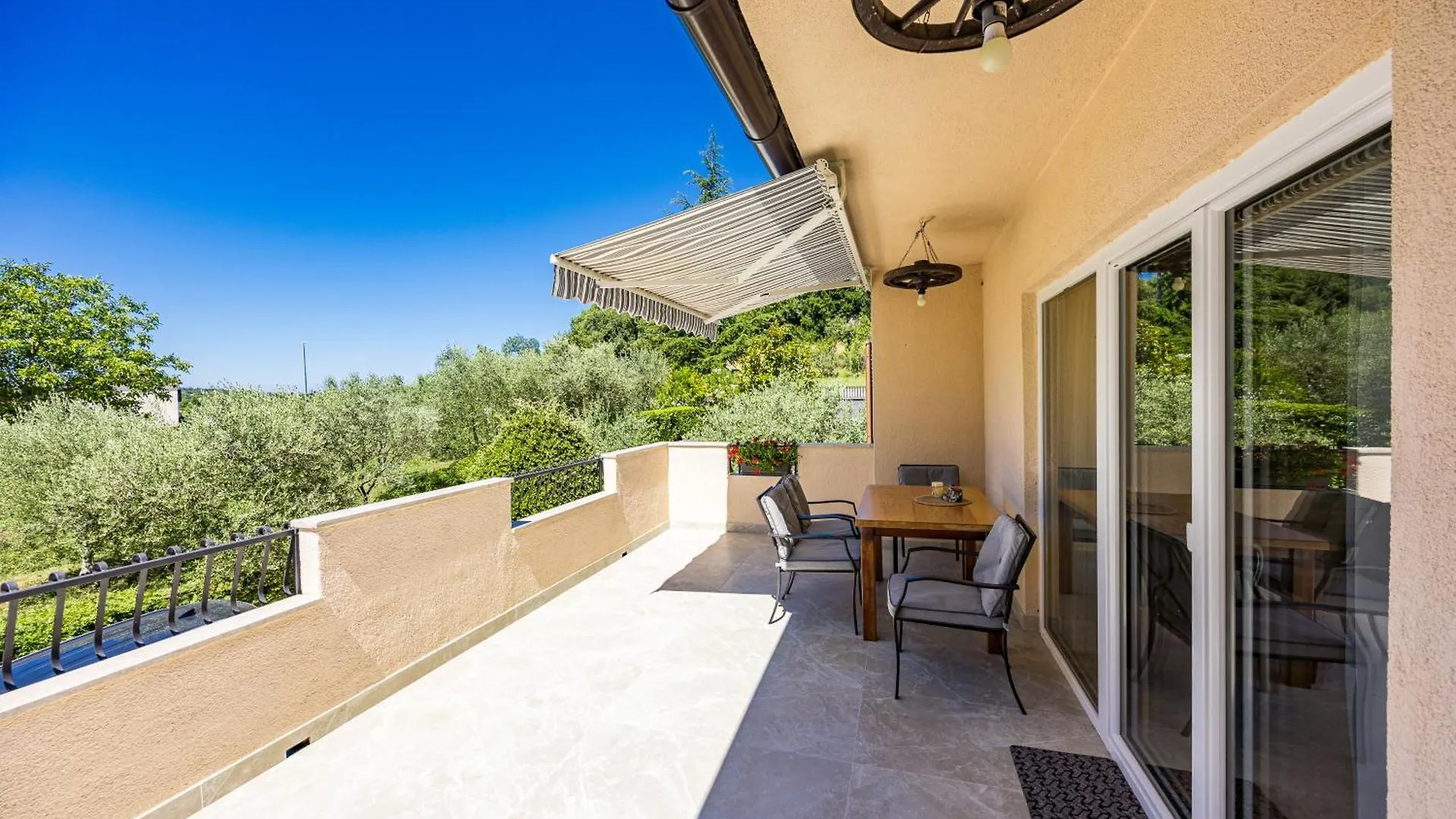 Holiday Home With Pool And Garden Trviz