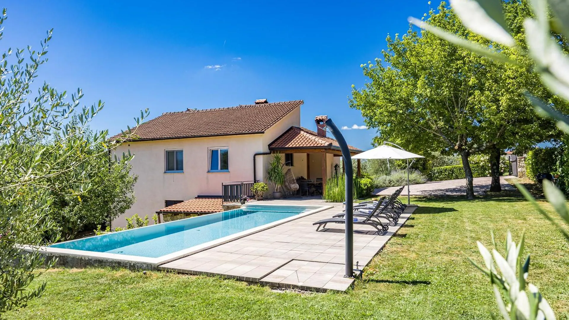 Holiday Home With Pool And Garden Trviz