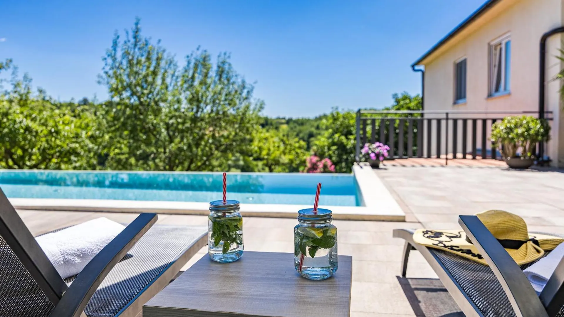 Holiday Home With Pool And Garden Trviz
