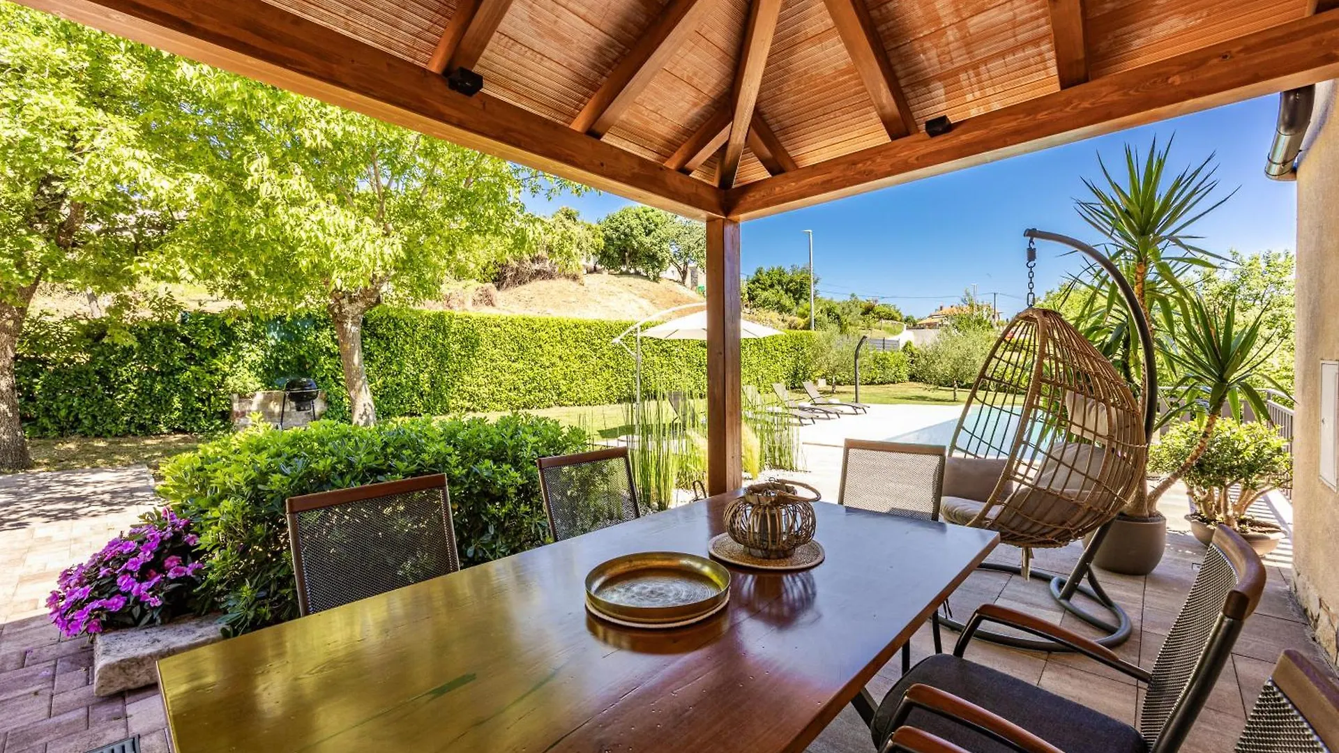Holiday Home With Pool And Garden Trviz