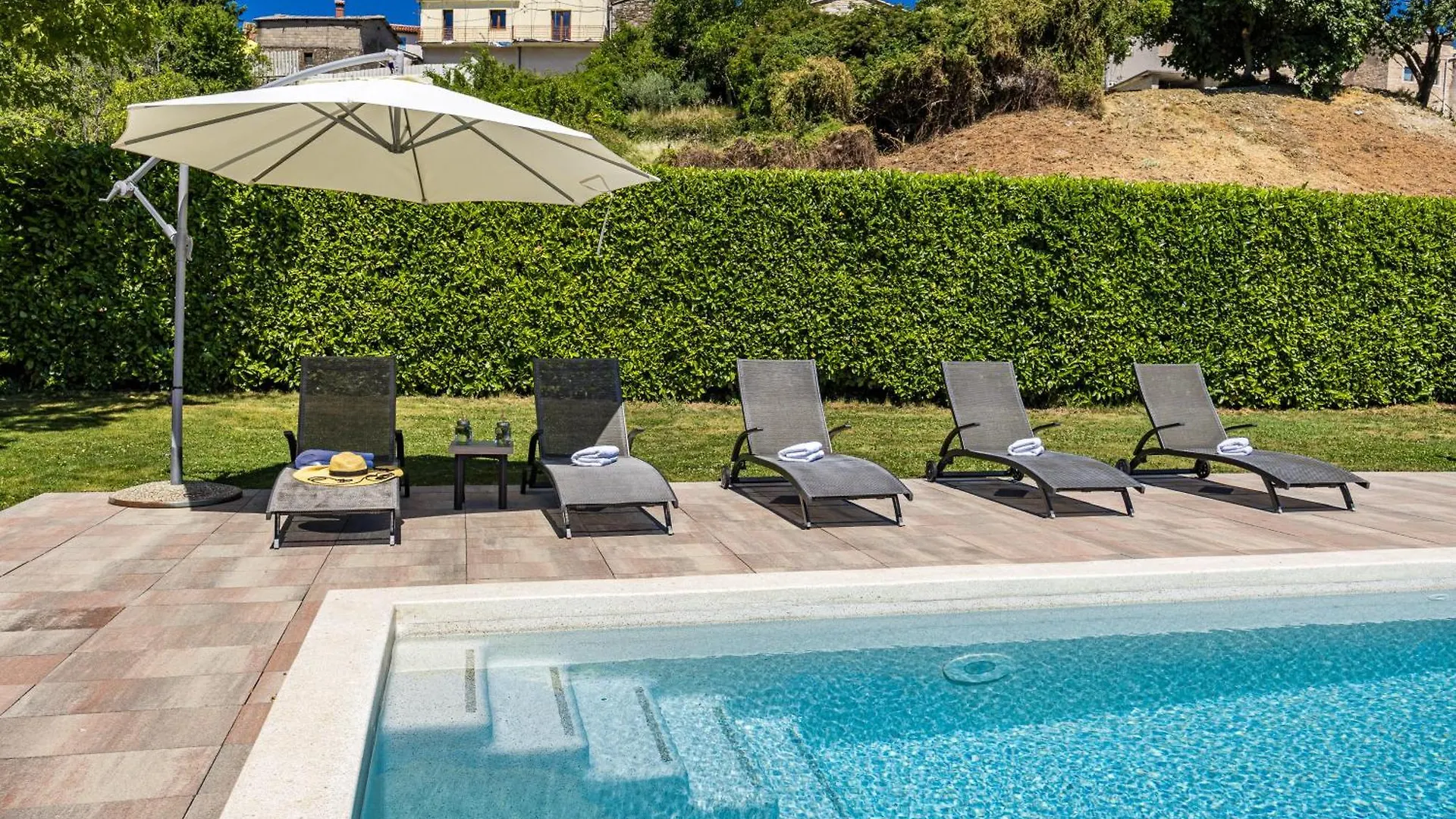 Holiday Home With Pool And Garden Trviz