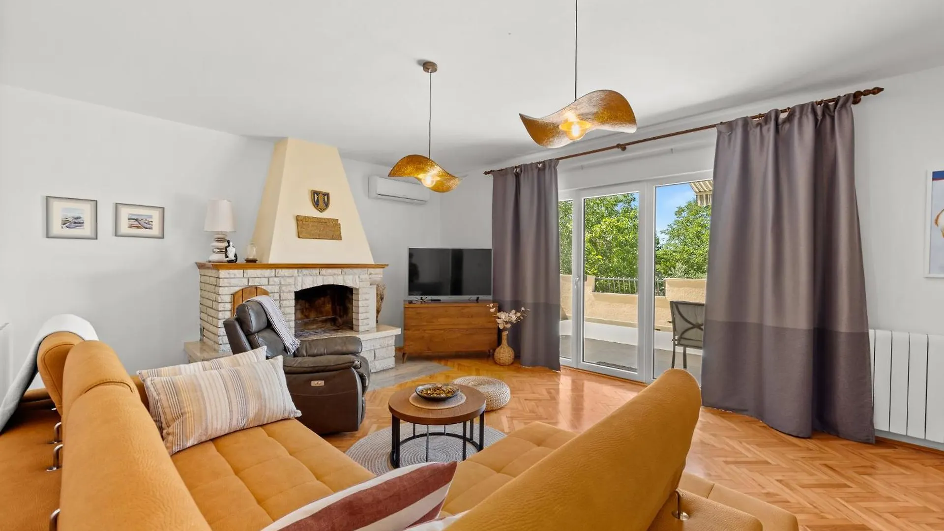 Holiday Home With Pool And Garden Trviz